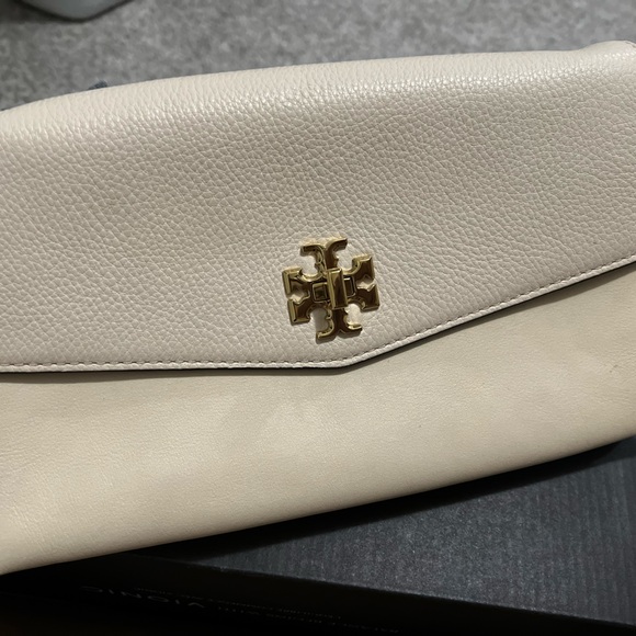 Tory Burch cream with gold hardware shoulder clutch - Picture 4 of 8